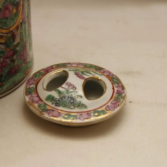 A Famille Rose Teapot with the Medallion design--Gorgeous - Picture 6 of 6